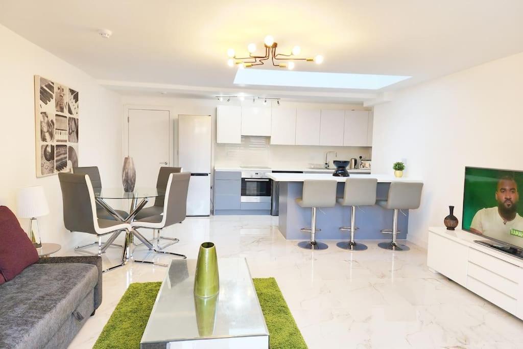 Paradigm House, Stunning 2-Bedroom Apartment 1, Free Parking, Oxford Exterior foto