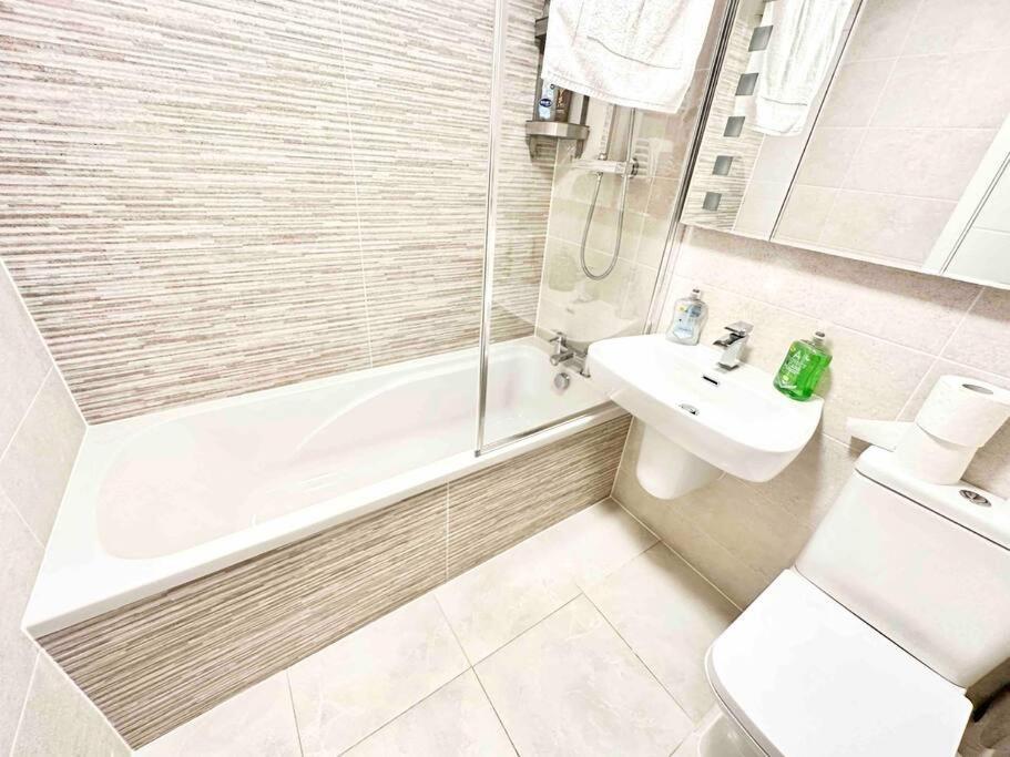 Paradigm House, Stunning 2-Bedroom Apartment 1, Free Parking, Oxford Exterior foto